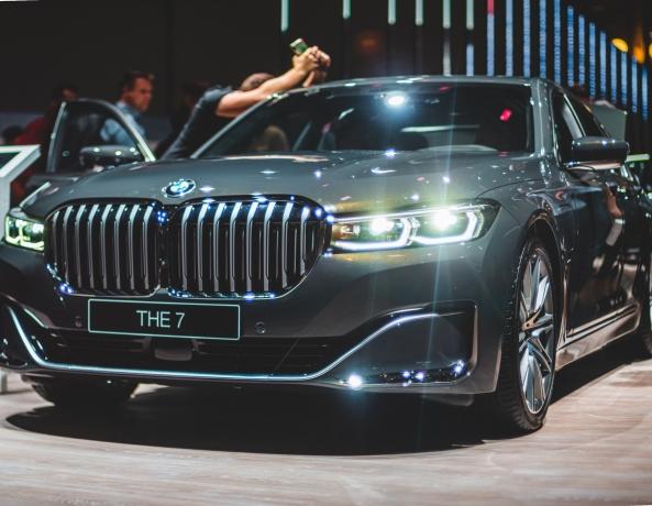 Effortless Travel: Simplify Your Airport Transfers with a Limousine Service