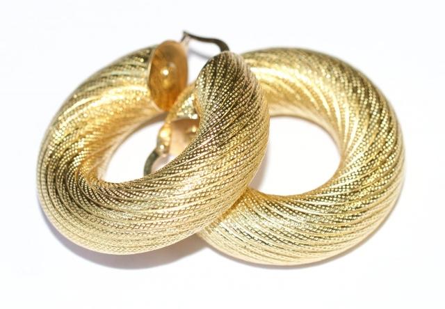 Discover the Top 4 Ways to Style Hoop Earrings